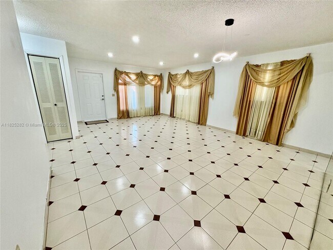 Building Photo - 936 SW 68th Ave