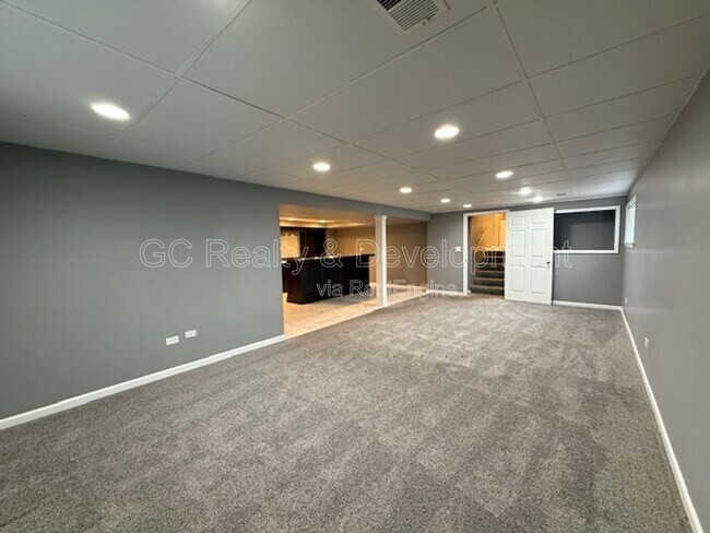 Building Photo - 609 Pinecroft Dr