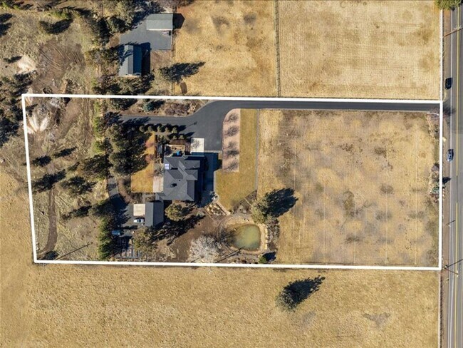 Building Photo - Stunning Tumalo Home on 3.21 Acres with Ca...