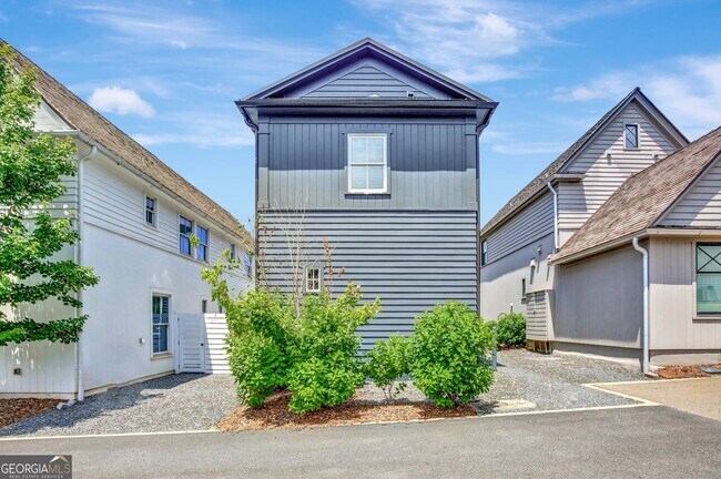 Building Photo - 2bd/2.5ba in Trilith. LakeFront Views!