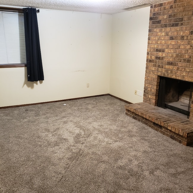 Building Photo - 2313 S White Oak Dr