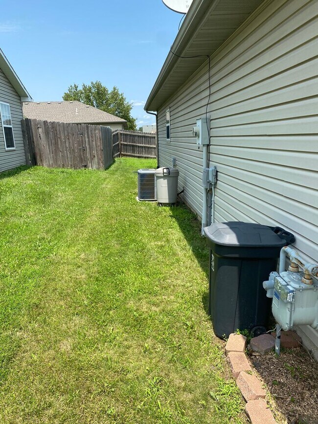 Building Photo - 3 bedroom/2 bathroom single family home!  ...
