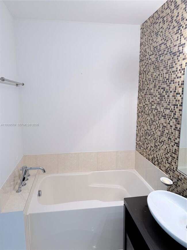 Building Photo - 480 NE 30th St