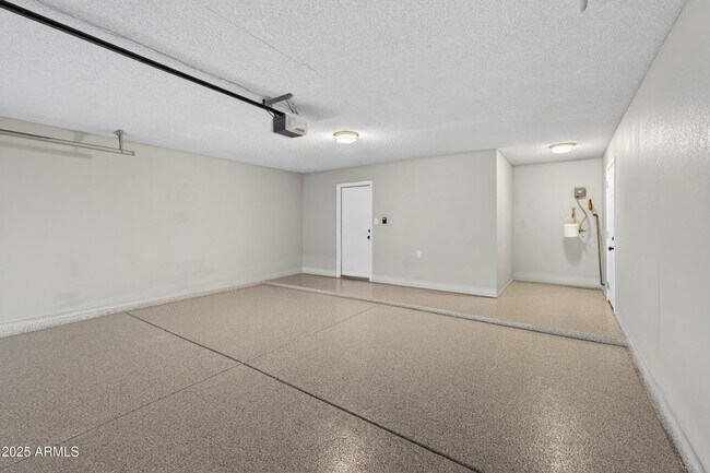 Building Photo - 6833 E Kelton Ln