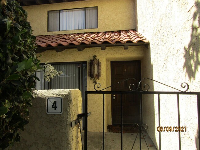 Building Photo - Centrally Located Large Two Story Condo wi...