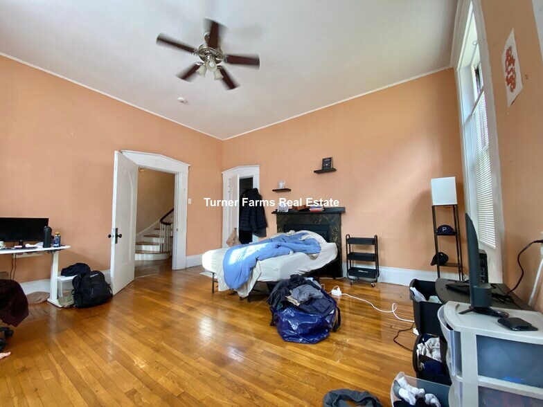 Building Photo - 139 Hillside St