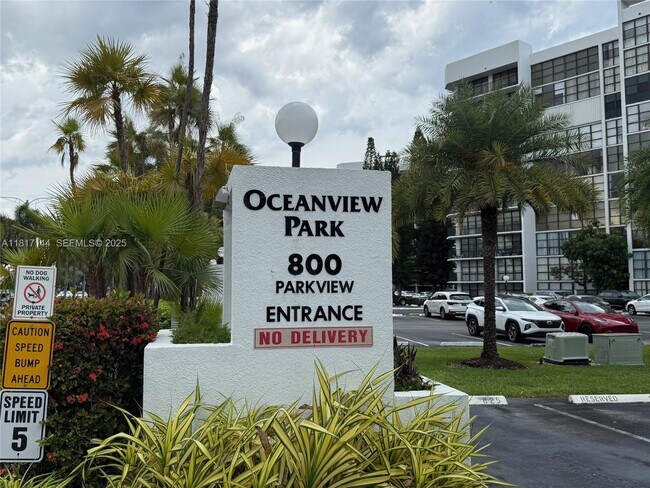 Building Photo - 800 Parkview Dr