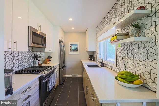 Building Photo - 5724 Greenspring Ave