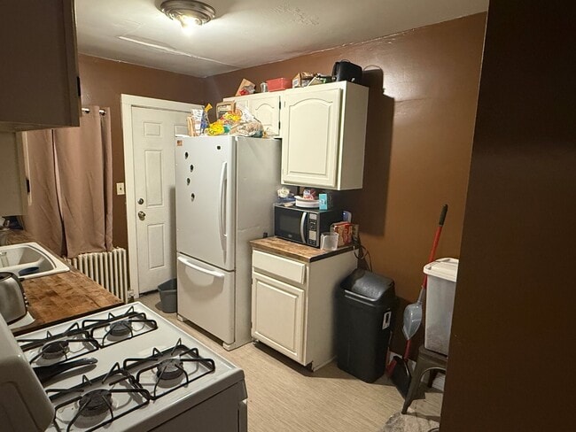 Building Photo - 602 E 7th St