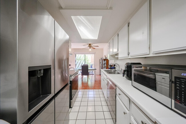 Building Photo - 10410 N 7th Pl