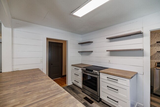 Building Photo - Beautiful Ranch Home in Prime Jefferson Location – Pet Friendly!