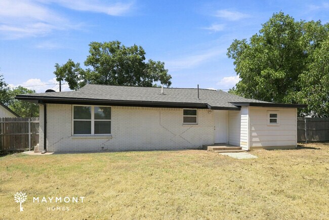 Building Photo - Inviting 3-Bedroom Cleburne Home with Fenced Yard