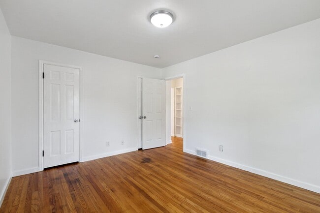 Building Photo - 504 Roland Ave