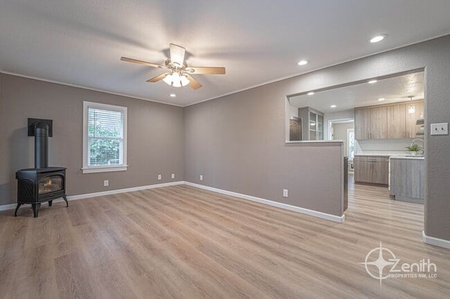 Building Photo - 2541 SW 6th Ave