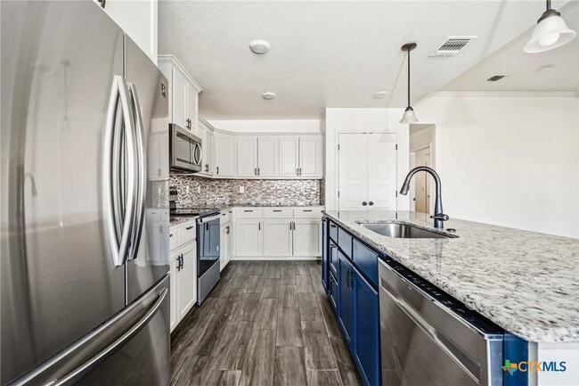 Building Photo - 5301 Primavera Ln