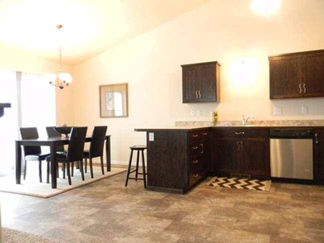 Building Photo - 3 bedroom Twin home