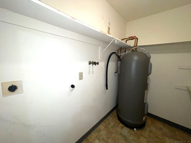 Building Photo - 307 Willow Springs