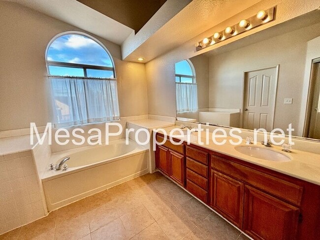 Building Photo - 12914 Tiburon Dr