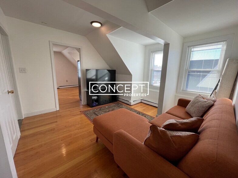 Building Photo - 648 Columbia Rd