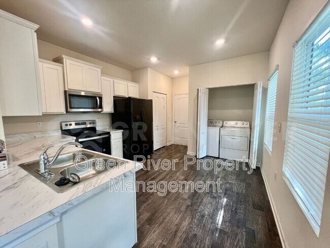 Building Photo - 294 Aralia Ln