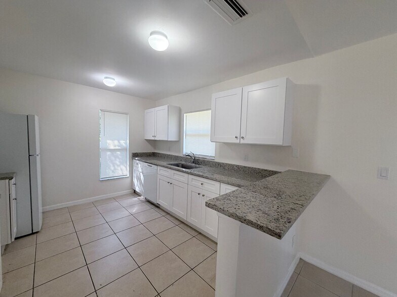 Building Photo - Recently Remodeled