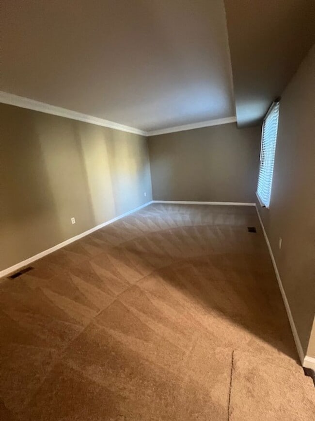 Building Photo - NICE WELL MAINTAINED TOWNHOME