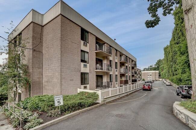 Building Photo - 128 Colonial Pkwy