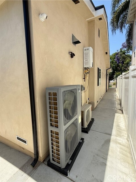 Building Photo - 820 E Tujunga Ave