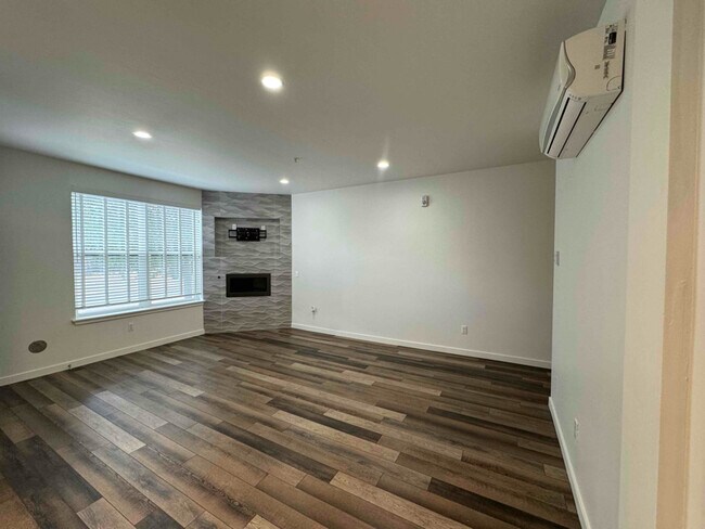 Building Photo - 336 E 1st Ave