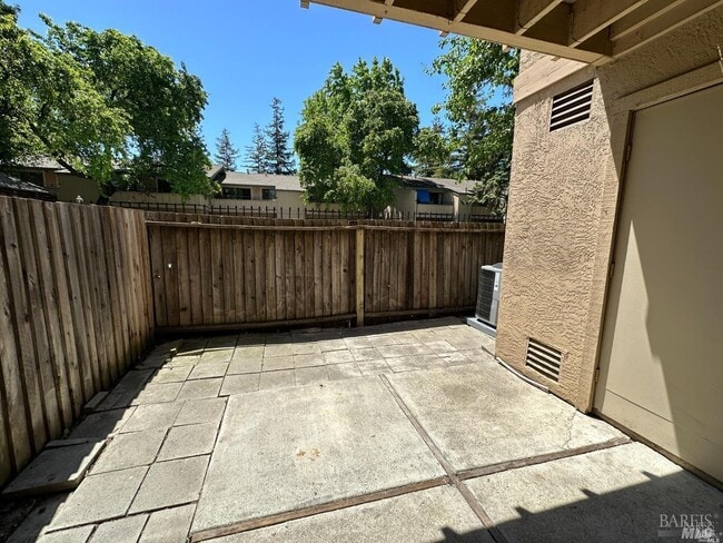 Building Photo - 2161 Northwood Cir