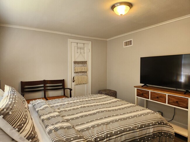 Building Photo - Cozy Apartment located near UAMS!