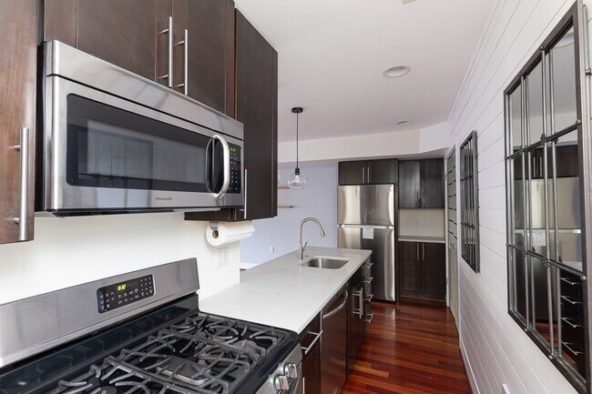 Building Photo - Chevy Chase Area One Bed, One Bath Condo R...
