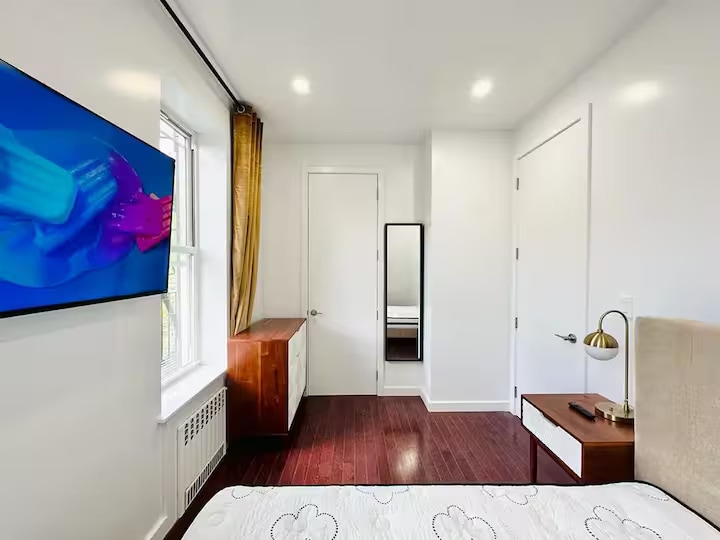 Building Photo - Crown Heights Room, HDTV, 24 min to Manhattan #537