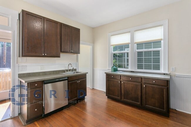 Building Photo - Gorgeous 2 Bedroom Victorian Home!