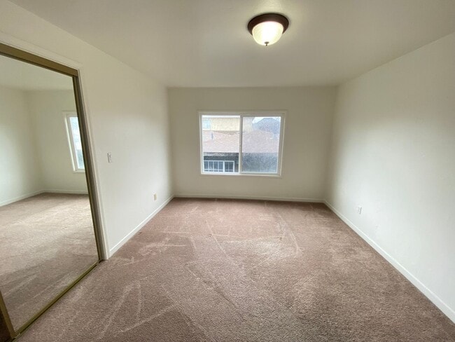Building Photo - Advent - Low Deposit W/ Laundry & Detached...