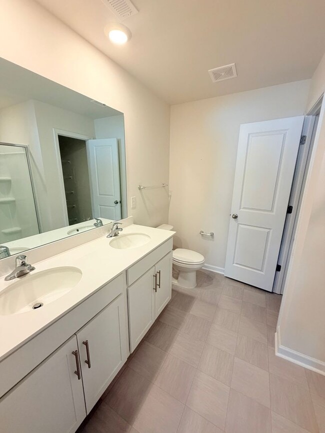 Building Photo - Beautiful 4 Bed, 2.5 Bath Home - Lawn Care Included!