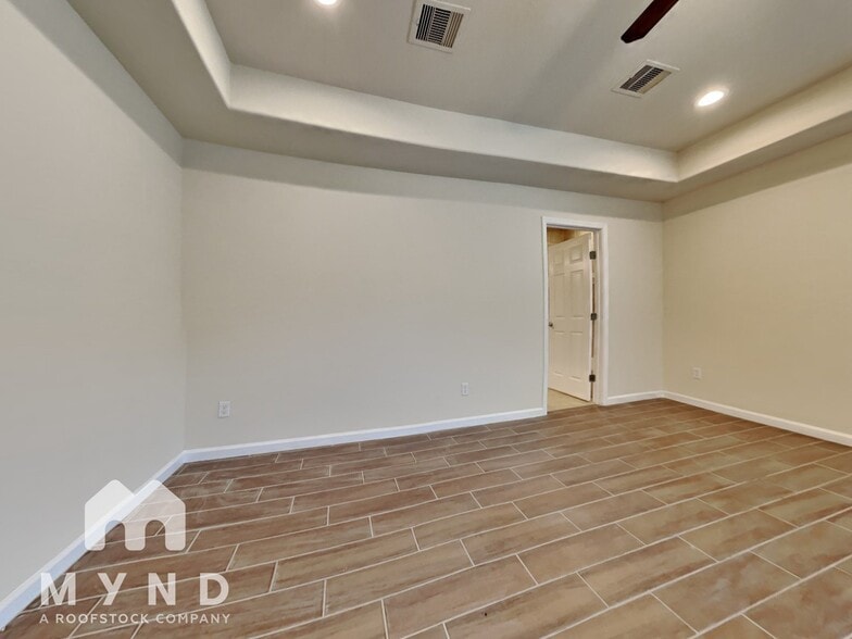 Building Photo - 5704 Bacher St