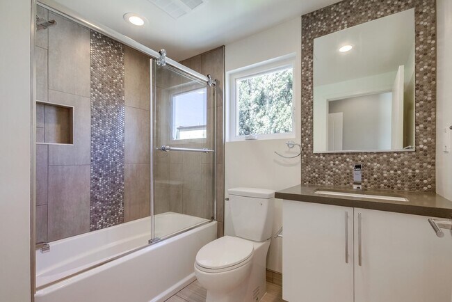 Building Photo - 6546 1/2 La Mirada Ave.-