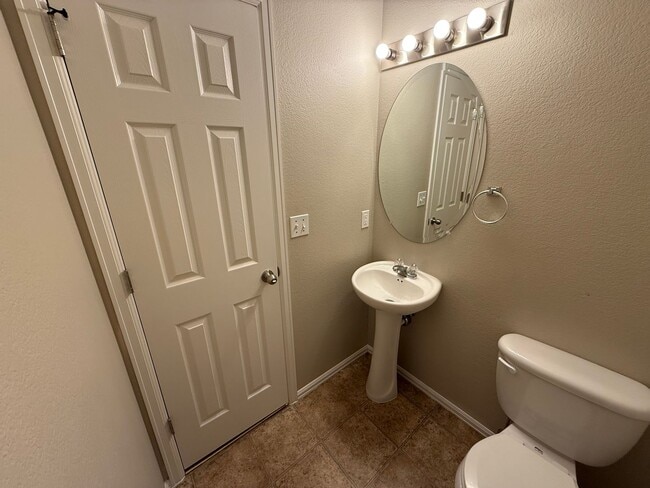 Building Photo - Nice Three Bedroom Townhome 80916