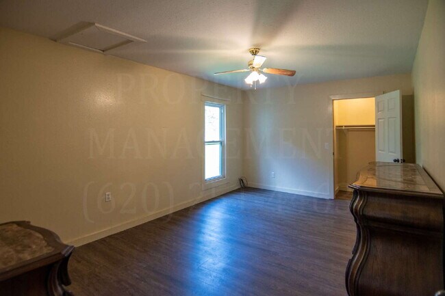 Building Photo - Charming 2-Bedroom 1-Bath + Bonus Room Far...