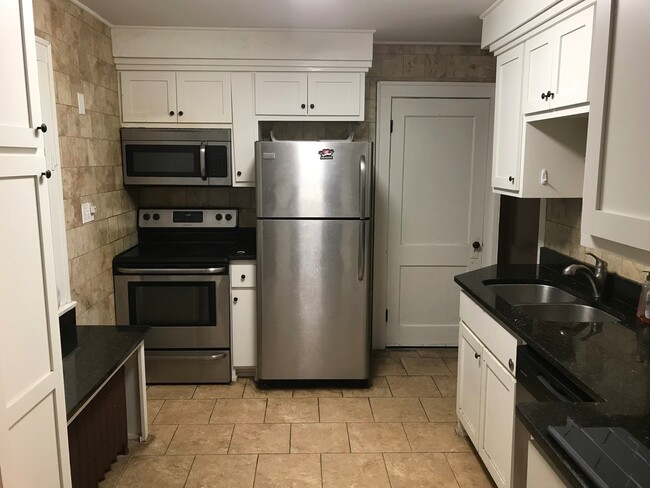 Building Photo - Charming 3 bedroom 1 bath in University/Le...