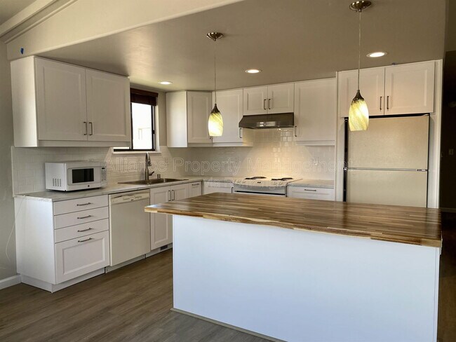 Building Photo - 5945 Breeze Ct