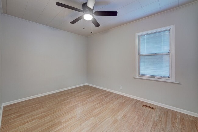 Building Photo - 4 Bedroom Available Now!