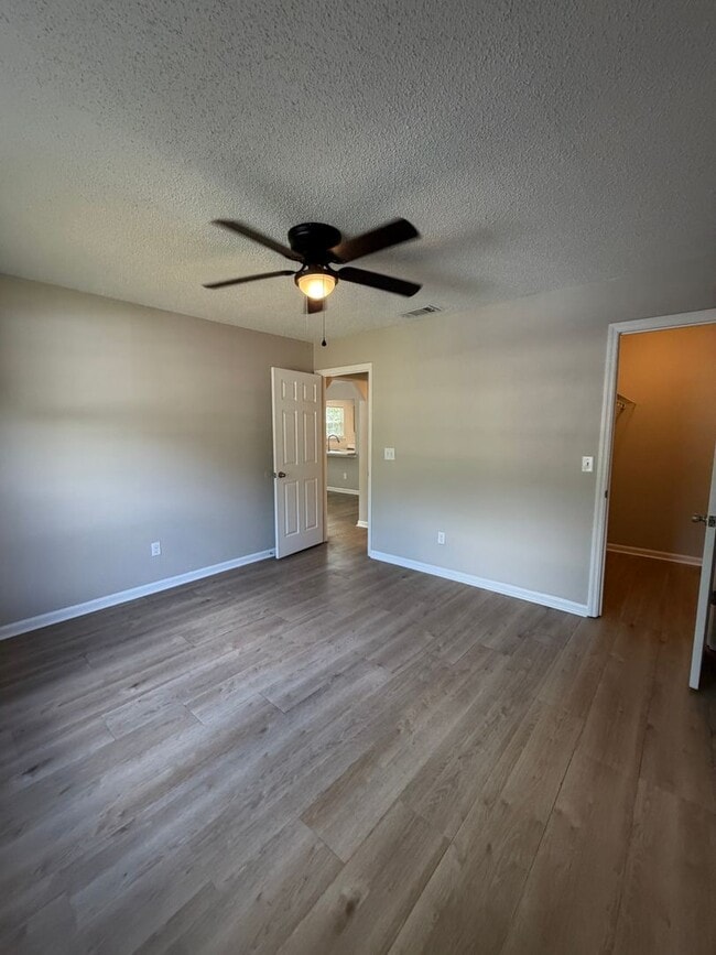 Building Photo - Gorgeous 2/2 newly renovated townhome available now!