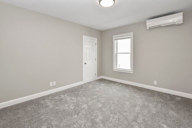 Building Photo - 27 Oak St