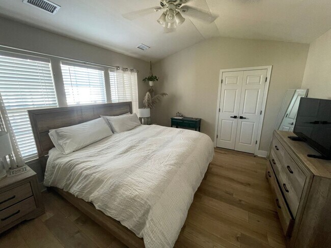 Building Photo - Charming 2-3 BR Townhome in South Park Cha...