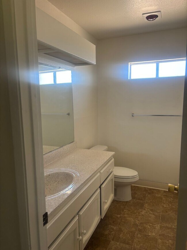Building Photo - 2 Bedroom, 1.5 Bathroom Condo in El Cajon