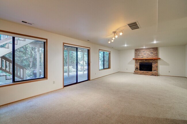 Building Photo - 5bd/3.5ba Bellevue House