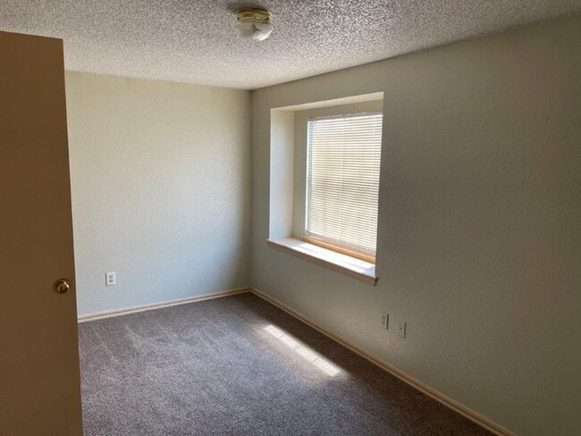 Building Photo - Rare 4 bedroom 2 bath in Moore Schools. 2 ...