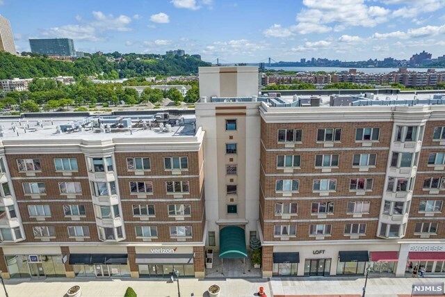 Building Photo - 509 River Rd